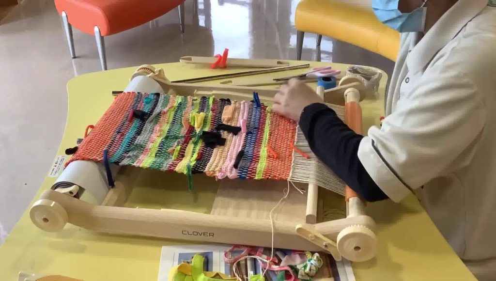 卓上織り機』で裂き織り | 沖縄県地域環境センター 